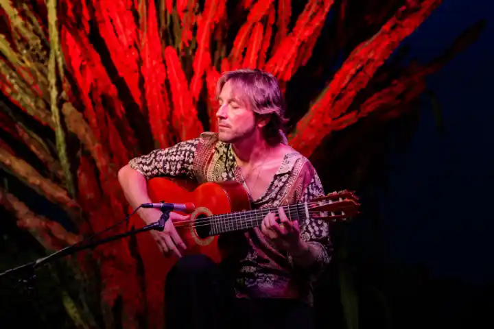 Paco Soto tocando la guitarra